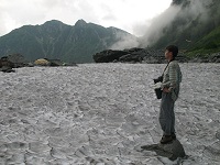 ��k�̏�ŘȂރ��^�V�B