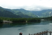 �o�X�̎ԑ�����吳�r�z�ɕ䍂�̎R�����������B�܂��ˁ`(^o^)/