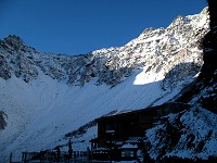 ���򏬉��̔w��̉��䂩��݂�����B