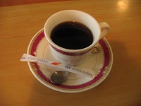 �R�[�q�[�ł��낮�B�����ň��ނ̂͏��߂Ă��ȁB