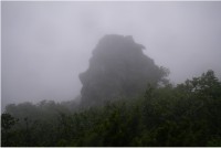 人の横顔に見える大岩。