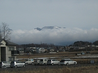 �ԑ������ԎR���_�̏�Ɍ����Ă����B