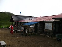 ���x�Ύ������B�ǂ͐΂��ς܂�ďo���Ă���B�@���̌����̓o�C�I�g�C���B���̎R�͌j���x�B