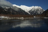 �ΔȂ̃e���X����̌��i�B���䍂�ɉ_���|����n�߂��B