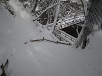 ����Ɍ������ċ}�Ζʂ�����B���ۂ͊K�i���E�E�E�B