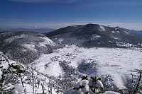 �O�c�x����t�߂���ؒ����ՁB�O���͎Ȍ͎R�B