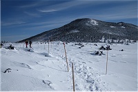 ���ʂɂ͎Ȍ͎R�����Ȃ���I��H��i�ށB�B