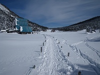 �Ȍ͎R�����ӂ͍L��Ȑጴ�ŗV�Ԃɂ͂����Ă������B