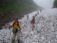 滝の雪渓も楽々突破!?