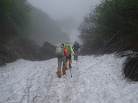 いよいよ雪渓歩きだ!