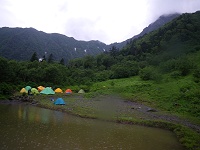 ��r�̔w��ɂ͖k�x�A���{���̗Ő���������B