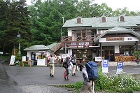 ���Z�ˌ��Ɍ������x�R���B�d�ԁA�o�X�g�̓o�R��n�ł���B